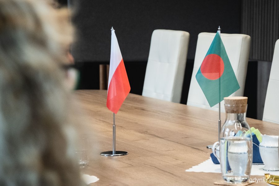 Flagi Polski i Bangladeszu ustawione na stole w jednej z sal Urzędu Miasta Gdyni z okazji spotkania prezydenta Gdyni z ambasador Bangladeszu w Polsce // fot. Kamil Złoch