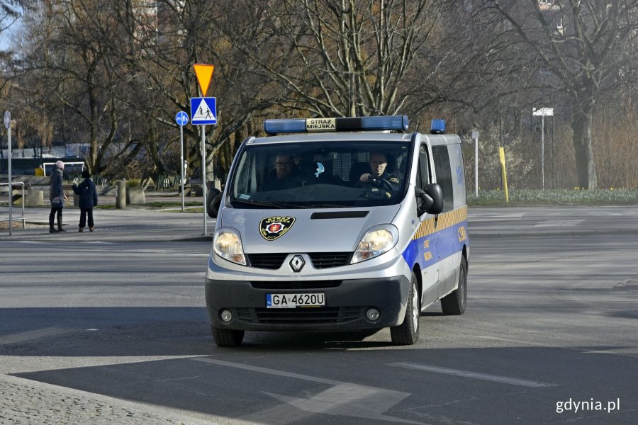 Z radiowozów Straży Miejskiej odtwarzany jest specjalny komunikat // fot. Magdalena Czernek