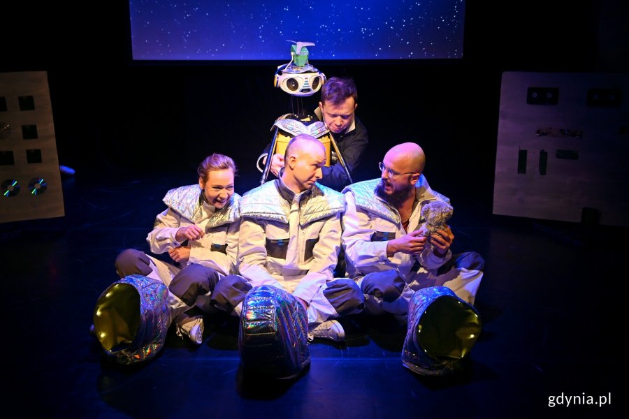 Zdjęcie z próby spektaklu „Dlaczego nie lecimy do gwiazd?” w Teatrze Gdynia Główna. Na zdjęciu aktorzy wcielający się w astronautów i STASIU // fot. Magdalena Czernek
