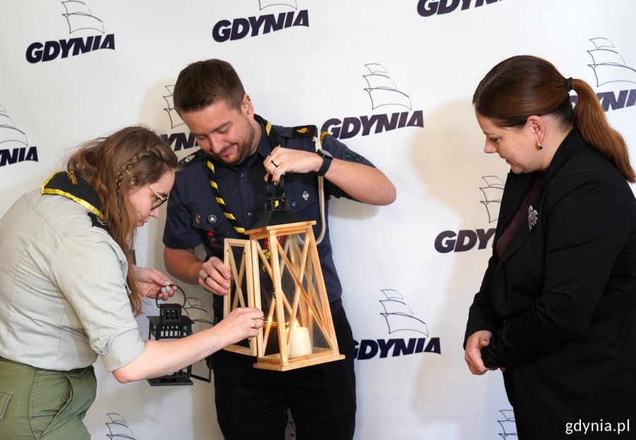 Harcerze z ZHP Gdynia i prezydent Aleksandra Kosiorek z betlejemskim światłem