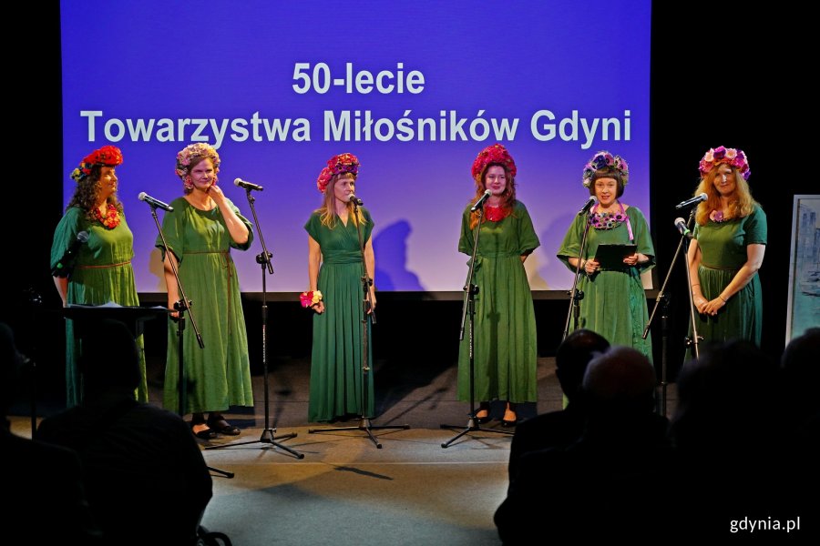 Artystki z Akademii Głos&oacute;w Tradycji podczas występu na uroczystości z okazji 50-lecia Towarzystwa Miłośnik&oacute;w Gdyni 