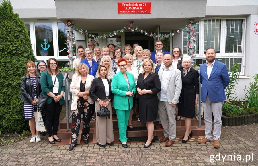 Zdjęcie grupowe przed wejściem gości uroczystości w Przedszkolu nr 29