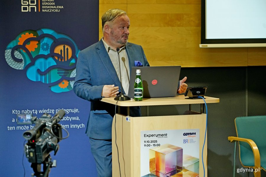 Wojciech Jankowski – dyrektor Gdyńskiego Ośrodka Doskonalenia Nauczycieli przemawiający podczas otwarcia konferencji „Dobrostan w centrum uwagi” 