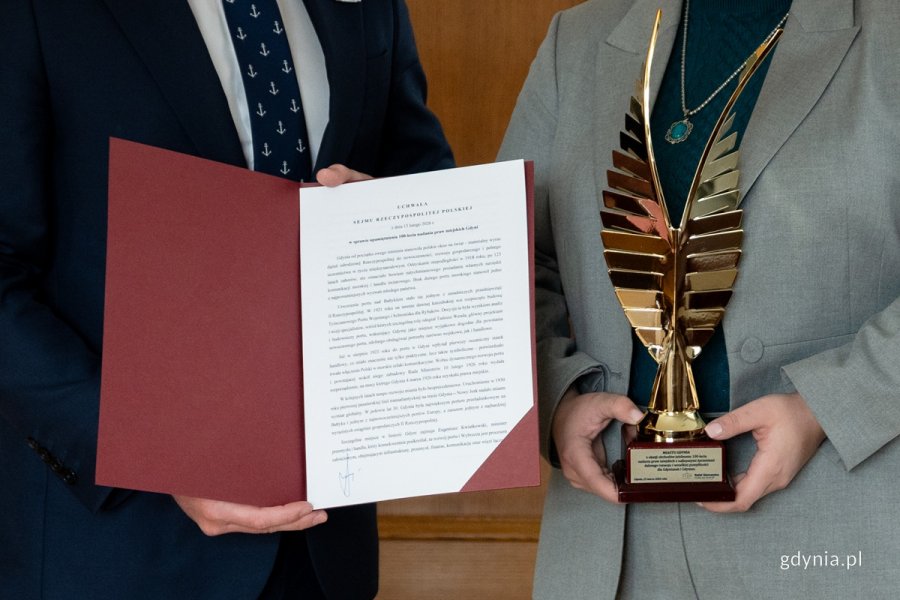 Sejm RP upamiętnił 100-lecie nadania praw miejskich Gdyni. Poseł Rafał Siemaszko złożył uchwałę w tej sprawie na ręce prezydent Gdyni Aleksandry Kosiorek