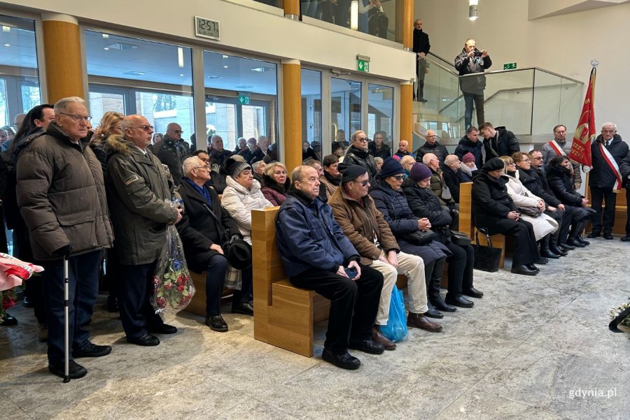 Bliscy, mieszkańcy i przedstawiciele władz samorządowych pożegnali Ryszarda Wolińskiego (fot. Magdalena Starnawska)