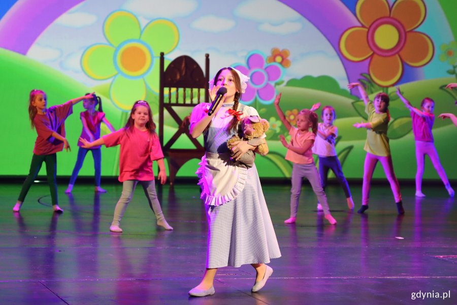 Koncert „Sekrety Zimowego Wiatru” w wykonaniu młodzieży z gdyńskiego MDK'u na scenie Teatru Muzycznego w Gdyni (fot. Katarzyna Balcerzak)