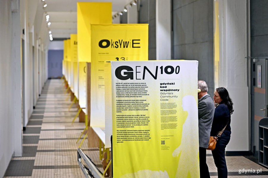 Uczestnicy wernisażu wystawy &bdquo;Gen 100 &ndash; gdyński kod wsp&oacute;lnoty&rdquo; oglądający ekspozycję w Muzeum Emigracji 