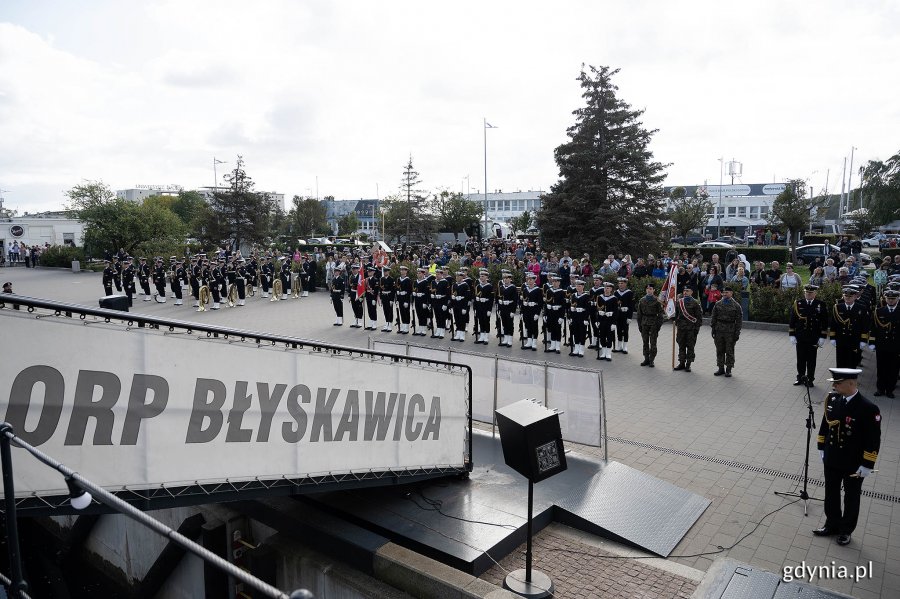 Ustawieni w dwuszeregu marynarze stoją na nabrzeżu Pomorskim przed okrętem-muzeum ORP "Błyskawica" podczas uroczystego apelu z okazji święta 43. Bazy Lotnictwa Morskiego i Dywizjonu Okrętów Bojowych
