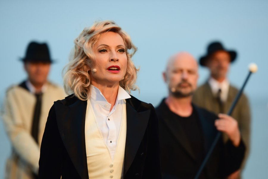 Beata Buczek-Żarnecka jako Marlena Dietrich w spektaklu "Marlena Dietrich. Iluzje" // fot. Roman Jocher
