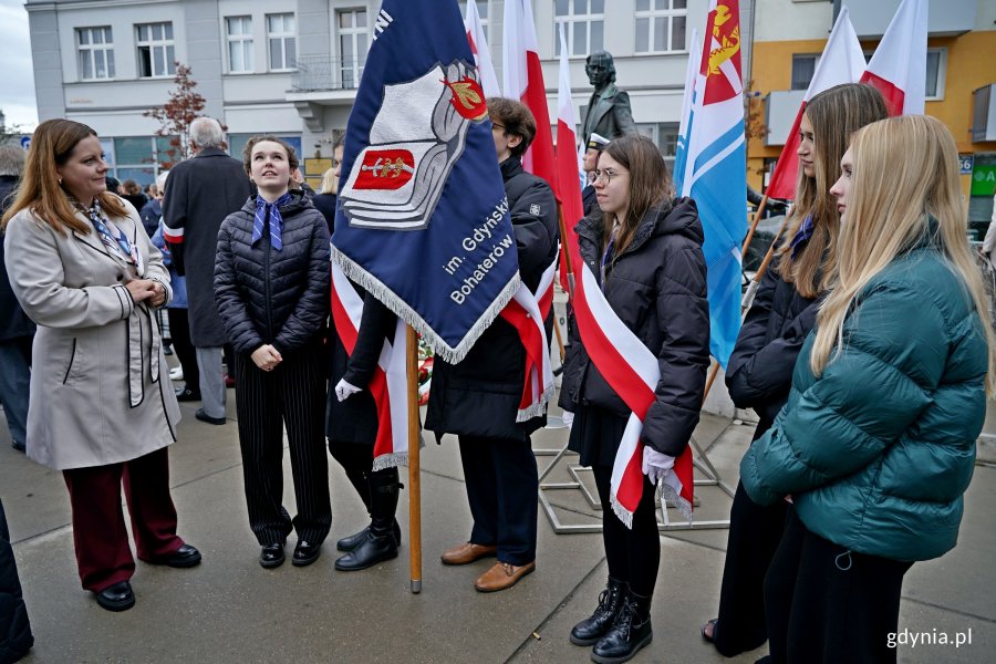 Prezydent Gdyni Aleksandra Kosiorek z młodzieżą uczestniczącą w uroczystościach upamiętniających 86. rocznicę pierwszych wysiedleń gdynian 