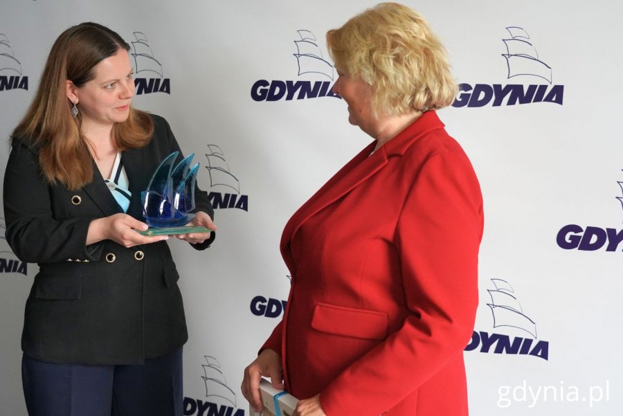 Wręczanie drobnych upominków. Na zdjęciu (od lewej): prezydent Gdyni Aleksandra Kosiorek, przewodnicząca Rady Miasta Kilonii Bettina Aust (fot. Magdalena Starnawska)