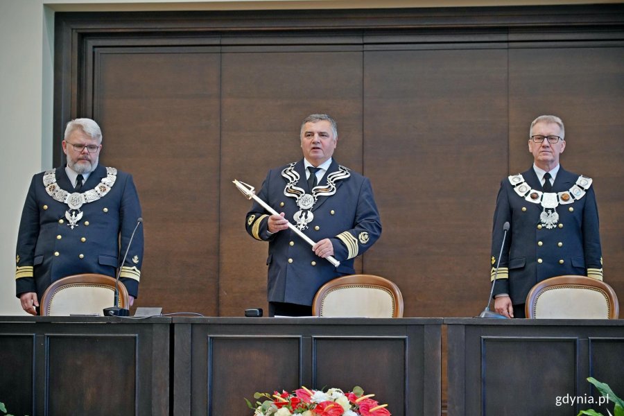 Od lewej: prof UMG. dr hab. Sambor Guze &ndash; prorektor ds. studenckich i kształcenia Uniwersytetu Morskiego, prof. dr hab. inż. kpt. ż.w. Adam Weintrit &ndash; rektor Uniwersytetu Morskiego w Gdyni i prof. UMG dr hab. Dariusz Barbucha &ndash; prorektor ds. nauki Uniwersytetu Morskiego otwierający uroczyste posiedzenie senatu uczelni z okazji 106. rocznicy utworzenia uniwersytetu