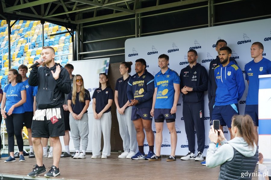 Na scenie prowadzący imprezę Kacper Lachowicz i gdyńscy sportowcy