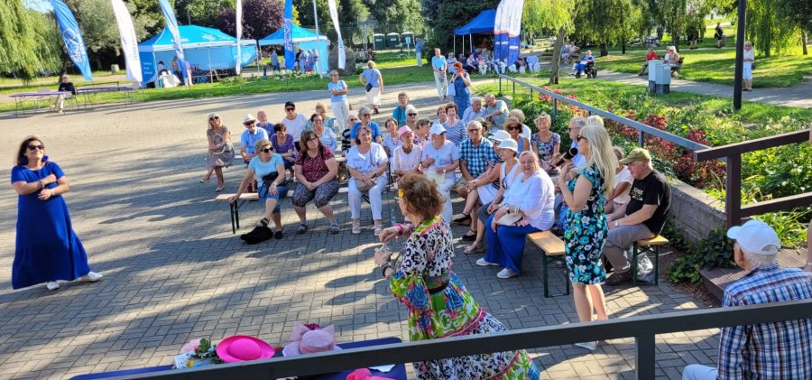 Uczestnicy Senioriady na Obłużu i dyrektor CAS Bożena Żglińska