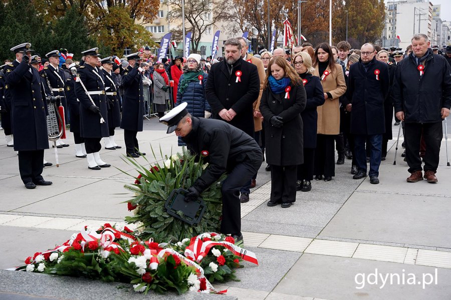 Kwiaty przed pomnikiem złożyli również: Aleksandra Kosiorek, prezydent wraz z kolegium, Tadeusz Szemiot, przewodniczący rady miasta (fot. Mirosław Pieślak)
