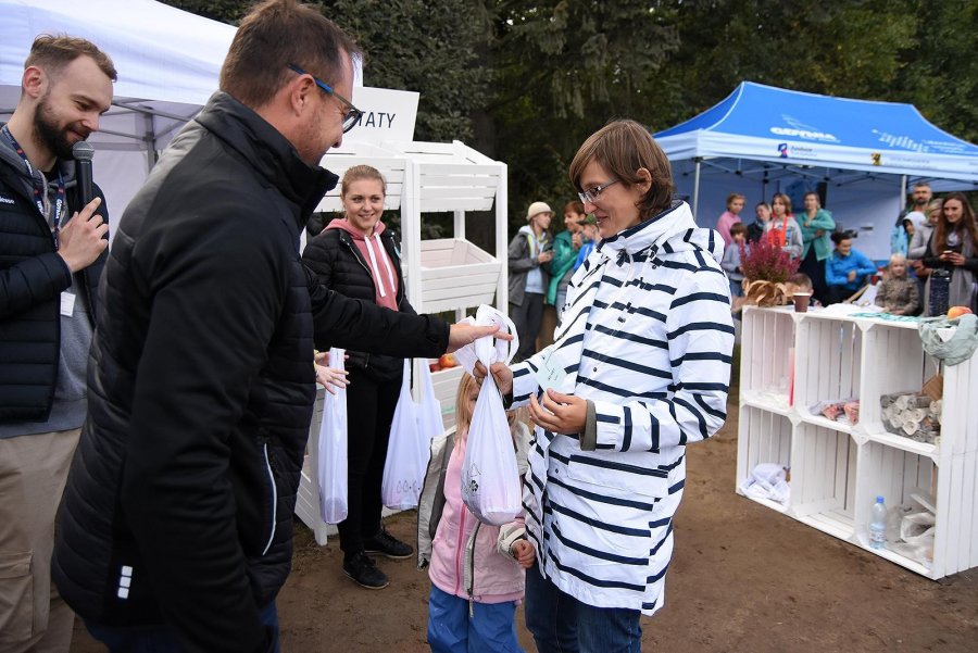 Marek Łucyk, pełnomocnik prezydenta ds. projektów strategicznych wręczał nagrody zwycięzcom losowania // fot. Michał Puszczewicz