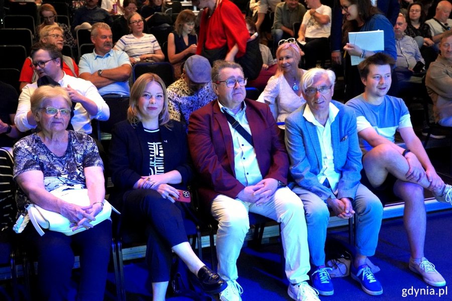  Na widowni w Konsulacie Kultury w pierwszym rzędzie siedzą m.in. (od lewej): Maria Piradoff-Link, wiceprezydentka Gdyni Oktawia Gorzeńska, przewodnik Arkadiusz Brzęczek i artysta Jan Rutka