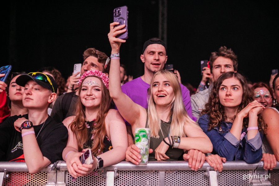 Uczestnicy festiwalu bawiący się przed jedną z festiwalowych scen // fot. Karol Stańczak