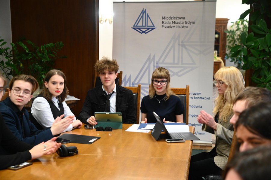 Grupa młodych ludzi przy stole