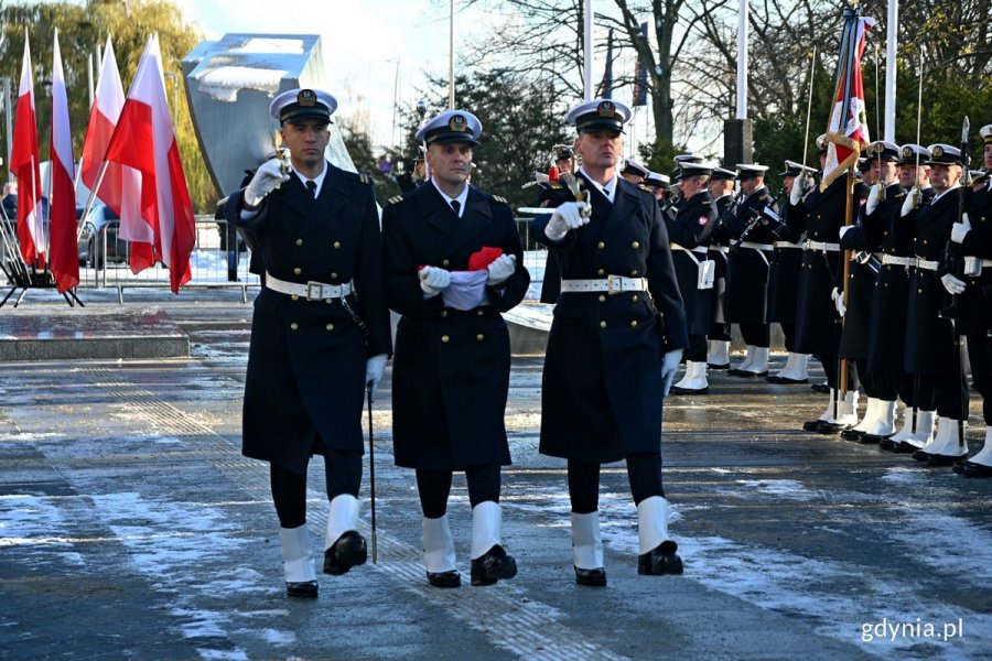 Poczet flagowy podczas uroczystości z okazji 105. rocznicy utworzenia Marynarki Wojennej 