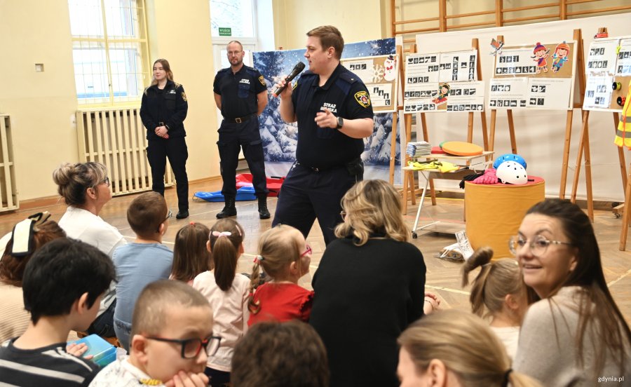 Trzech fukcjonariuszy na scenie