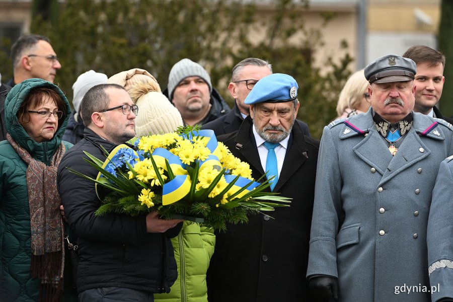 Uczestnicy uroczystości z okazji 98. rocznicy nadania Gdyni praw miejskich, a wśród nich m.in. Oleksandr Plodystyi – konsul generalny Ukrainy w Gdańsku (drugi z lewej)