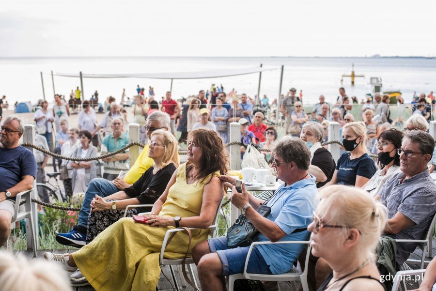 Widzowie koncertu przebojów Czerwonych Gitar, który towarzyszył otwarciu nowej sceny przy plaży w Orłowie // fot. Karol Stańczak