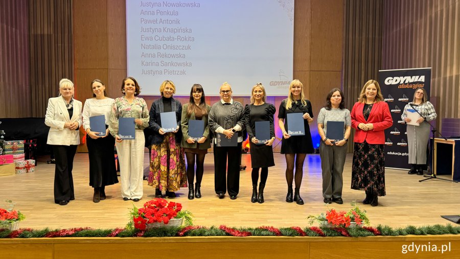 Uroczystość wręczenia akt&oacute;w mianowania w Szkole Muzycznej I i II stopnia im. Noskowskiego, na zdjęciu wiceprezydentka Miasta Gdyni Oktawia Gorzeńska, naczelniczka Wydziału Edukacji Iwona Tanewska oraz nowo mianowane nauczycielki   (fot. Katarzyna Balcerzak) 