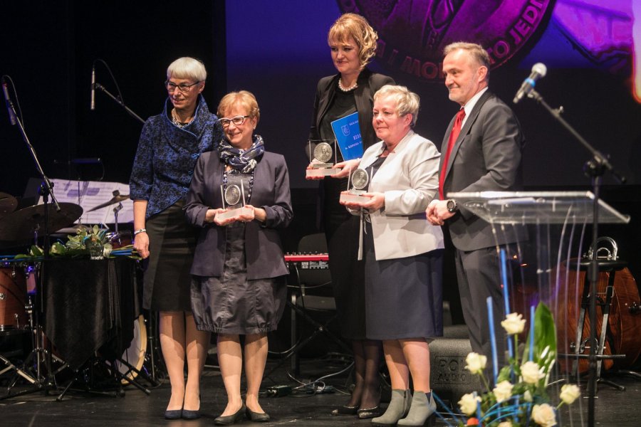 Nagrodzeni medalem im. Eugeniusza Kwiatkowskiego wraz z Joanną Zielińską, przewodniczącą Rady Miasta oraz Wojciechem Szczurkiem, prezydentem miasta. 