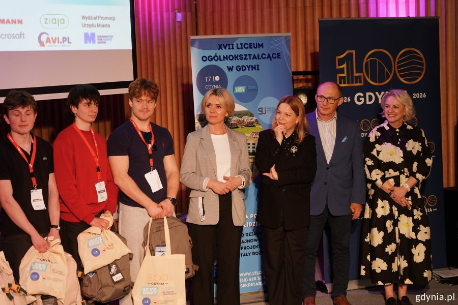 Uczniowie z Zespołu Szk&oacute;ł Łączności w Gdańsku w towarzystwie wiceprezydentki Oktawii Gorzeńskiej, dyrektora ZSO nr 8 w Gdyni Witolda Chudyszewicza i wicedyrektorek: Doroty Gorzejewskiej i Joanny Szymańskiej