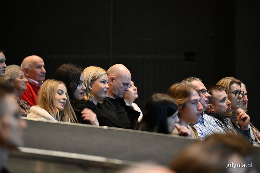 Uczestnicy gali z okazji Międzynarodowego Dnia Teatru, a wśród nich wiceprezydentka Oktawia Gorzeńska (w drugim rzędzie trzecia od lewej)