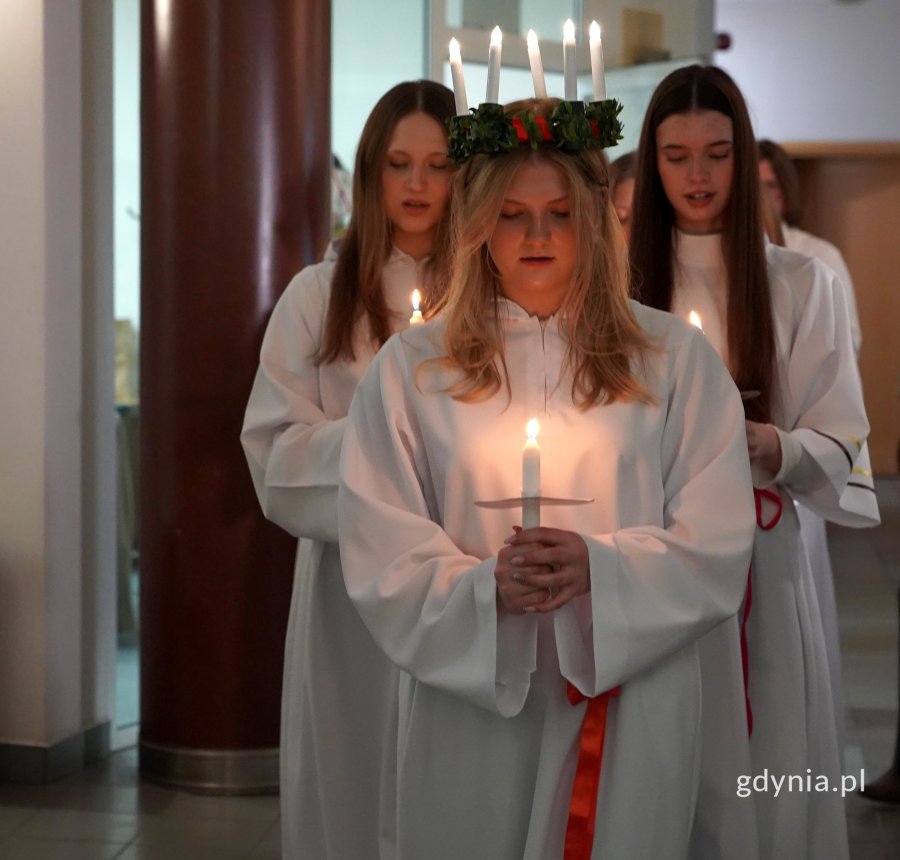 Na zdjęciu uczniowie w orszaku św. Łucji