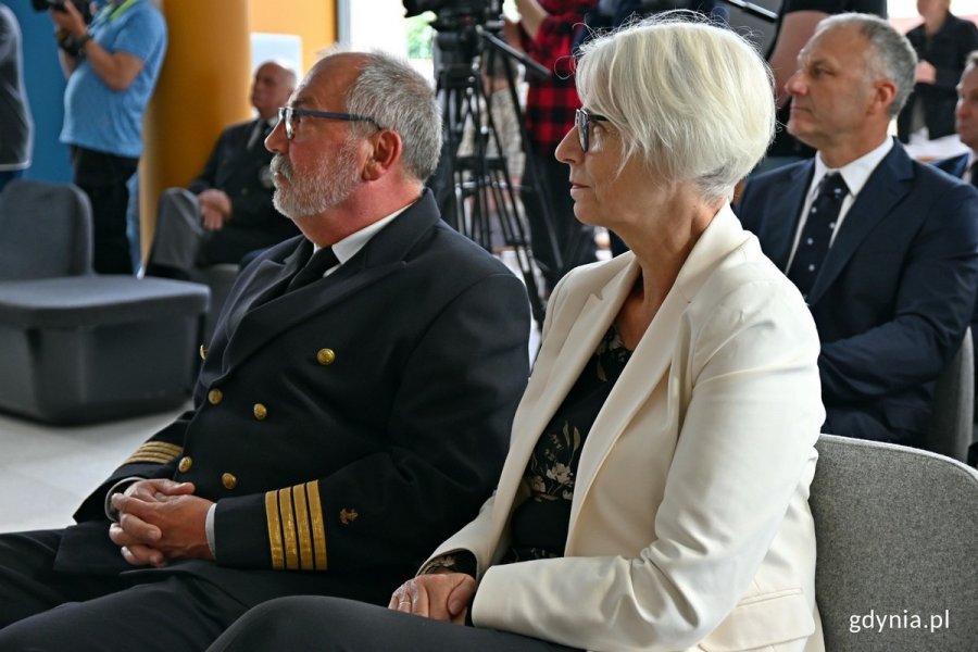 Od lewej: kpt. ż. w. Mariusz Wiktorowicz – syn kapitana Wiktorowicza i przewodniczący kapituły oraz członkini kapituły i radna Gdyni Joanna Zielińska podczas gali wręczenia Nagrody im. Kapitana Leszka Wiktorowicza