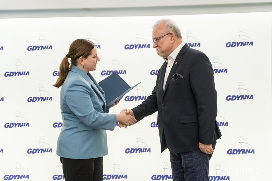 Na zdjęciu: Aleksandra Kosiorek, prezydent Gdyni i Sławomir Kitowski, prezes Towarzystwa Przyjaciół Orłowa (fot. Paweł Budziński
