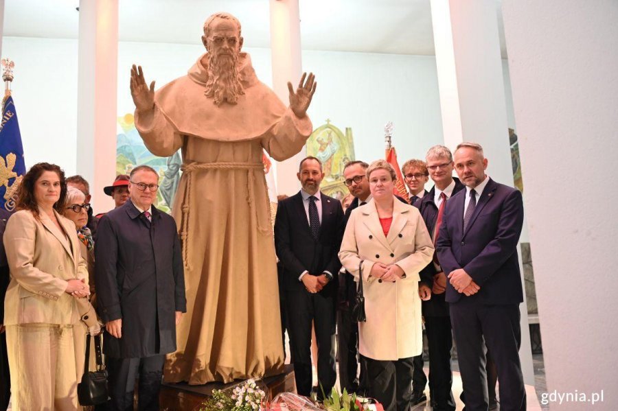 Na zdjęciu: posłanka Dorota Arciszewska-Mielewczyk, senator Grzegorz Bierecki, doradca prezydenta RP Tomasz Szturo, wicemarszałek Sejmu Marcin Horała, radna Gdyni Beata Horała, wiceprezydent Gdyni Rafał Geremek, dyr. IPN w Gdańsku Marek Szymaniak