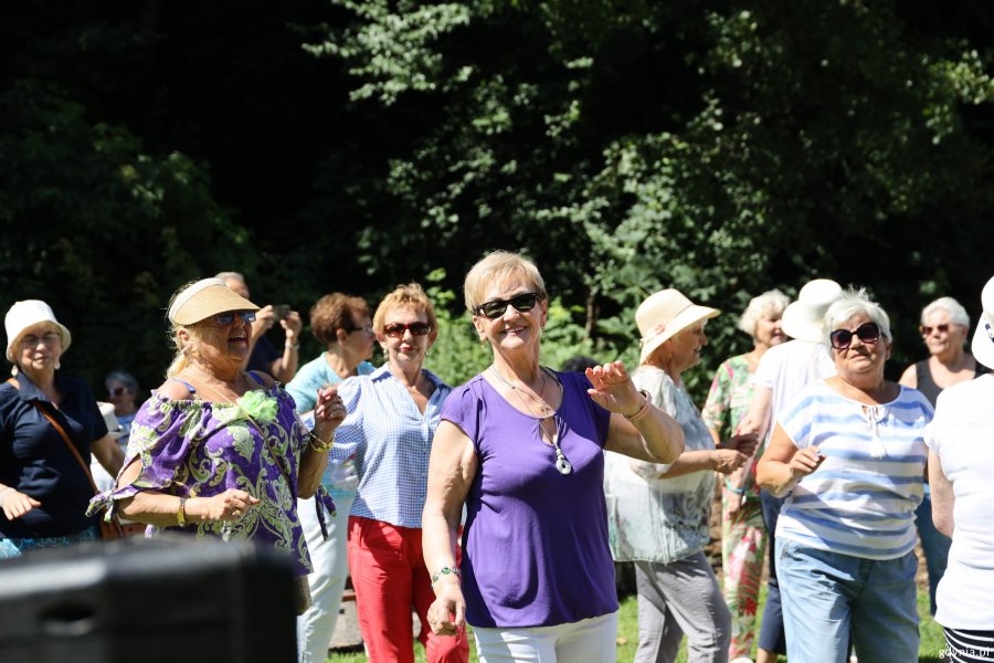 Uczestnicy pikniku dla senior&oacute;w na Polance Redłowskiej