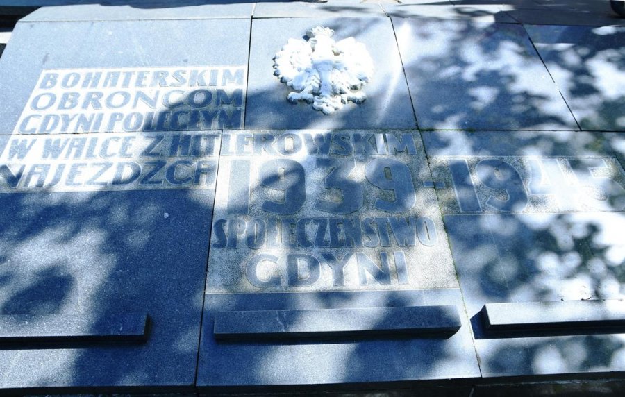 Mieszkańcy Gdyni i samorządowcy uczcili dzisiaj rocznicę zakończenia II wojny światowej w Europie. Uroczystości odbyły się na Cmentarzu Obrońców Wybrzeża w Redłowie. // fot. Jan Ziarnicki