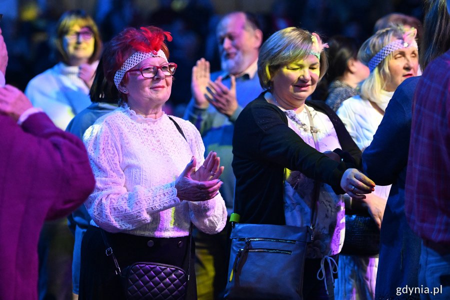 Hala Polsat Plus Arena Gdynia, widownia, niebieskie światło, kolorowe oświetlenie, grupa seniorów tańczy