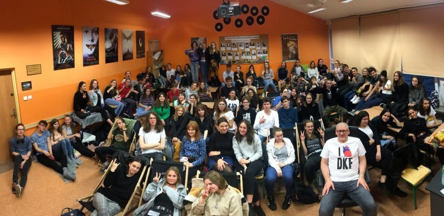 Grupa uczniów IX LO  Gdyni na projekcji filmu