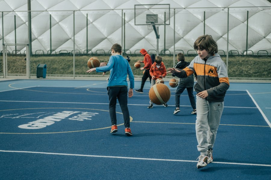 Chłopcy trenują na boisku SP47 w Gdyni