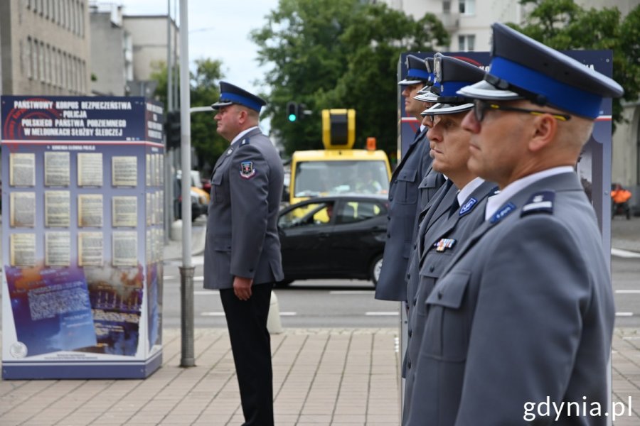 Funkcjonariusze policji na otwarciu wystawy „Państwowy Korpus Bezpieczeństwa – Policja Polskiego Państwa Podziemnego w dokumentach” // fot. Magdalena Śliżewska