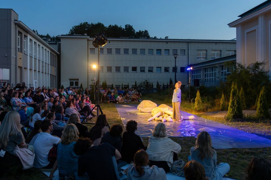 Zdjęcie z pokazu spektaklu &bdquo;Meltdown&rdquo; na placu przy Zespole Szk&oacute;ł Chłodniczych i Elektronicznych w ramach festiwalu &bdquo;Pociąg do Miasta&rdquo; 