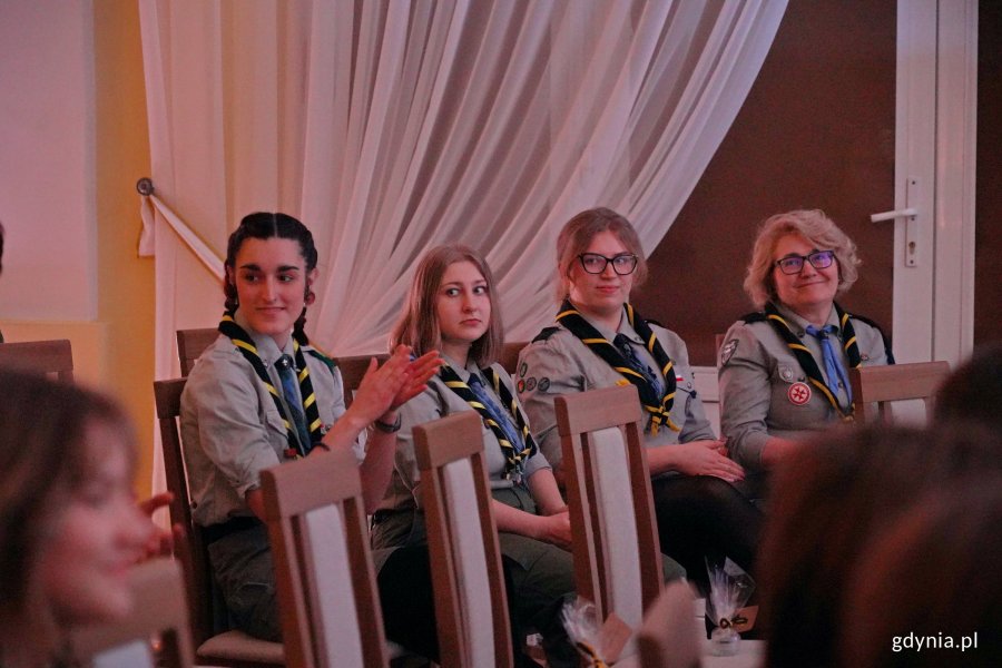 Harcerze uczestniczący w gali Dnia Myśli Braterskiej 