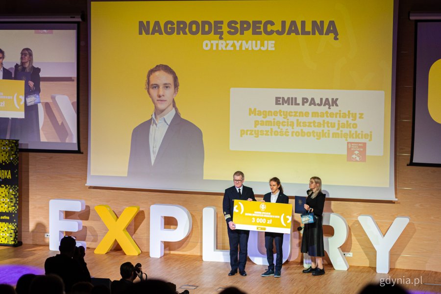 Przedstawiciel Uniwersytetu Morskiego w Gdyni wręcza nagrodę specjalną Emilowi Pająkowi. Gala finałowa Konkursu Explory w centrum konferencyjnym PPNT Gdynia (fot. Kamil Złoch)