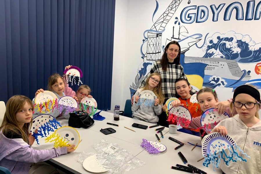 Na zdjęciu zajęcia plastyczne dla dzieciz  Iryną Cherpak z Miejsca Otwartego (mat. Urząd Miasta Gdyni)