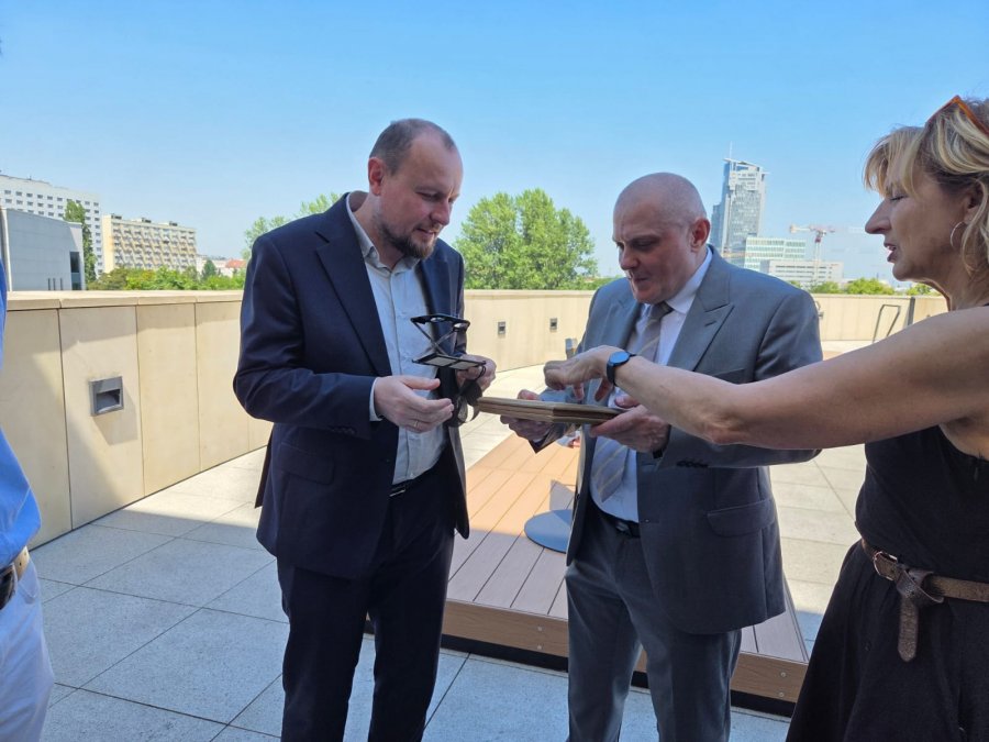 O szczeg&oacute;łach przedsięwzięcia opowiadał Robert Witosławski z Centrum Wirtualnych Rekonstrukcji.  Na zdjęciu dyrektor ds. kultury i aktywności mieszkańc&oacute;w Mariusz Bzdęga i dyrektor Muzeum Miasta Gdyni Karin Moder