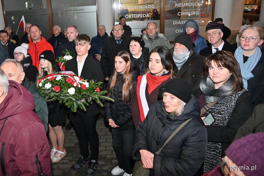 Uczestnicy obchodów 42. rocznicy wprowadzenia stanu wojennego, które odbyły się przed pomnikiem Ofiar Terroru Komunistycznego