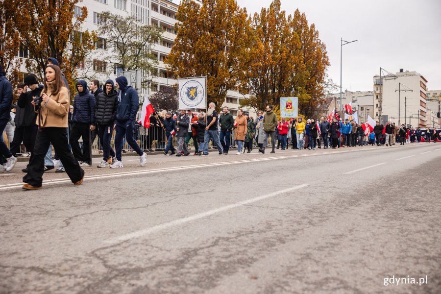Uczestnicy parady udali się na skwer Kościuszki pod pomnik Polski Morskiej (fot. Karol Stańczak)