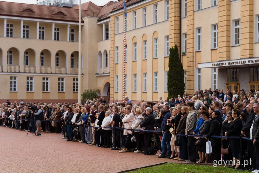 Uczestnicy przysięgi wojskowej podchorążych Akademii Marynarki Wojennej zgromadzeni na placu apelowym uczelni 