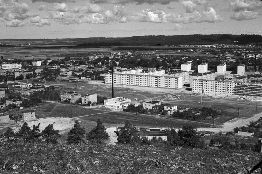 Negatyw czarno-biały ze zbioru czterdziestu negatywów przedstawiających Gdynię lat 60 XX wieku, autorstwa Jarosława Nowalińskiego. Fotografia przedstawia widok ze wzniesienia terenu w rejonie ul. Swarzewskiej. W centrum widoczne są wielokondygnacyjne budynki mieszkalne (bloki) oraz inna zabudowa mieszkalna w rejonie skrzyżowania ul. Czerwonych Kosynierów (ob. ul. Morska) z ul. Kartuską. Z przodu boki przy ul. Morskiej 19 i 17. Na dalszym planie widoczne tory kolejowe w rejonie dworca stacji Gdynia-Chylonia. Ulica Morska nie była jeszcze wtedy w tym miejscu wytyczona. Fotografia pochodzi z archiwum cyfrowego Muzeum Miasta Gdyni // fot. Jarosław Nowaliński 